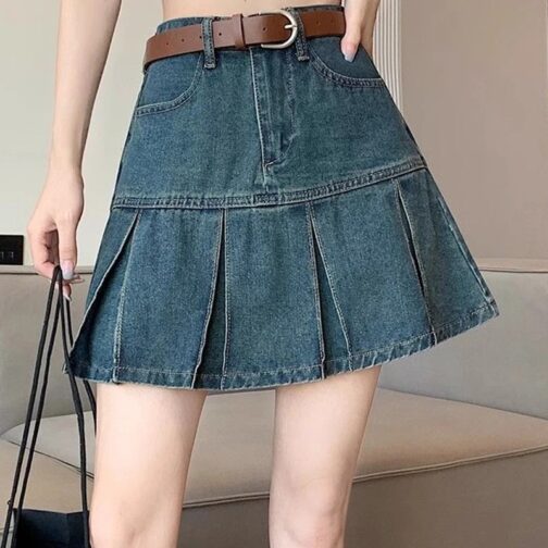 This high-waisted, A-line mini denim dress is the ultimate blend of retro American style and modern fashion.