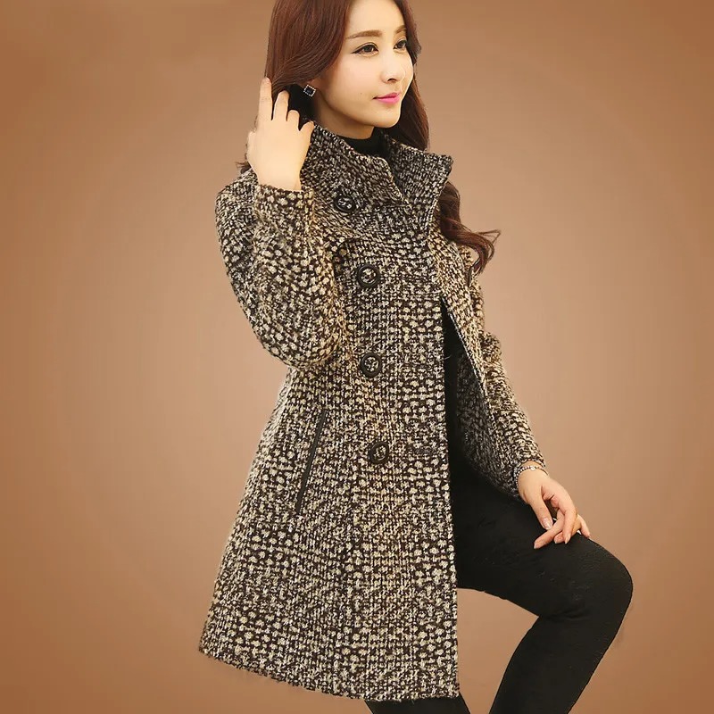 This elegant turtleneck coat features a classic plaid pattern and a slim, long tweed design, offering both style and warmth.