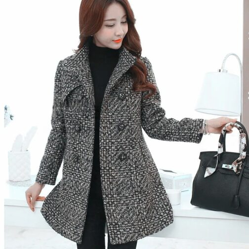 This elegant turtleneck coat features a classic plaid pattern and a slim, long tweed design, offering both style and warmth. 2