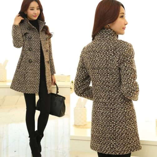 This elegant turtleneck coat features a classic plaid pattern and a slim, long tweed design, offering both style and warmth. 1