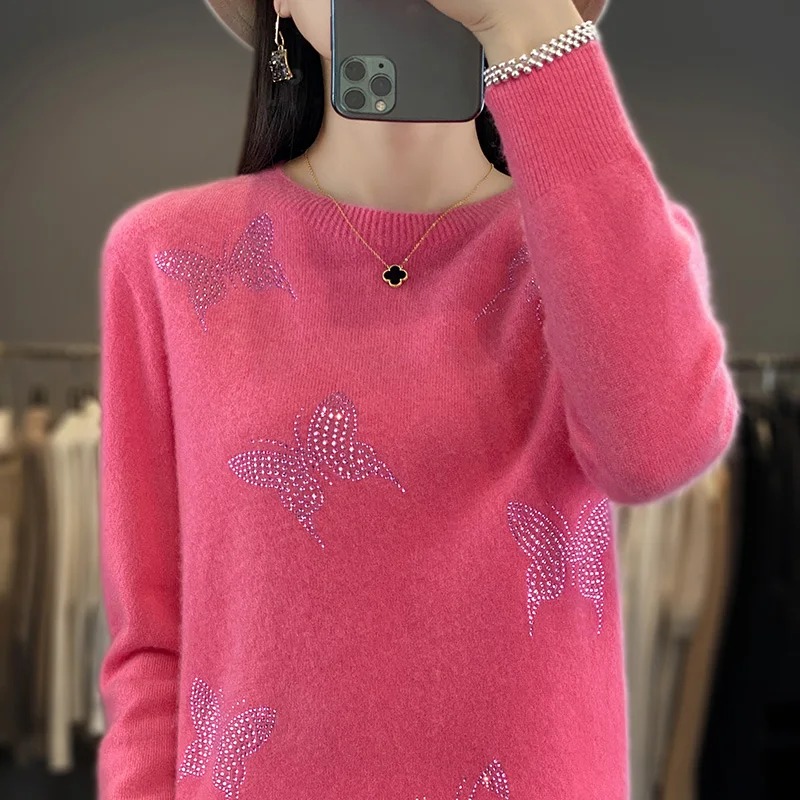 This elegant long-sleeved top features a round neck and is crafted from high-quality wool for ultimate warmth and comfort