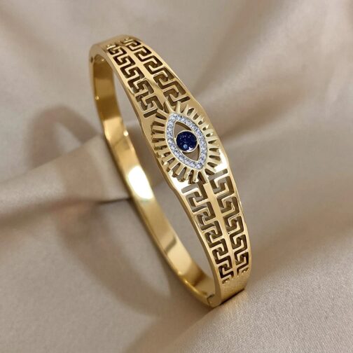 This exquisite piece features a captivating evil eye design, symbolizing protection and good fortune. 1