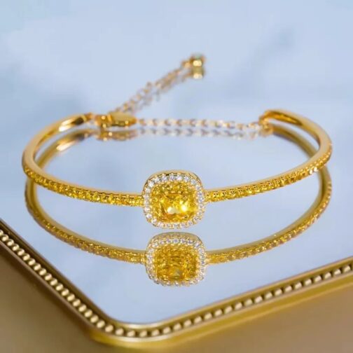 Perfect for any occasion, from formal events to everyday sophistication, this bracelet adds a touch of opulence to any outfit.