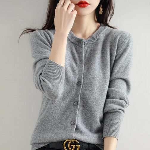 This O-neck sweater is perfect for spring, autumn, and winter, offering a timeless addition to your wardrobe 2