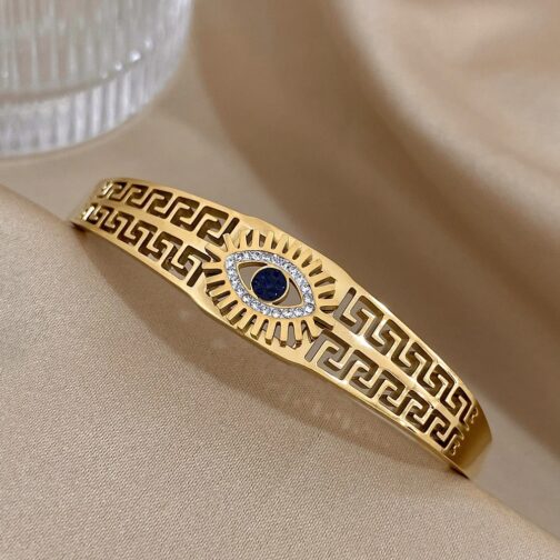 This exquisite piece features a captivating evil eye design, symbolizing protection and good fortune. 4