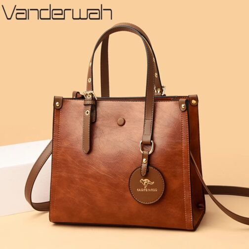 With its timeless, sophisticated look and comfortable shoulder straps, this ladies' handbag is ideal for everyday wear.3