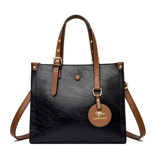 With its timeless, sophisticated look and comfortable shoulder straps, this ladies' handbag is ideal for everyday wear. 7