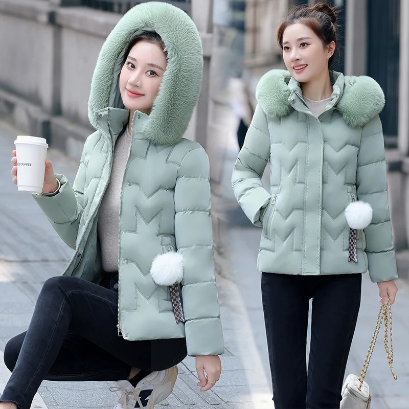 This premium women’s parka features a luxurious faux fur collar and a practical hooded design, offering extra protection against cold weather. 1