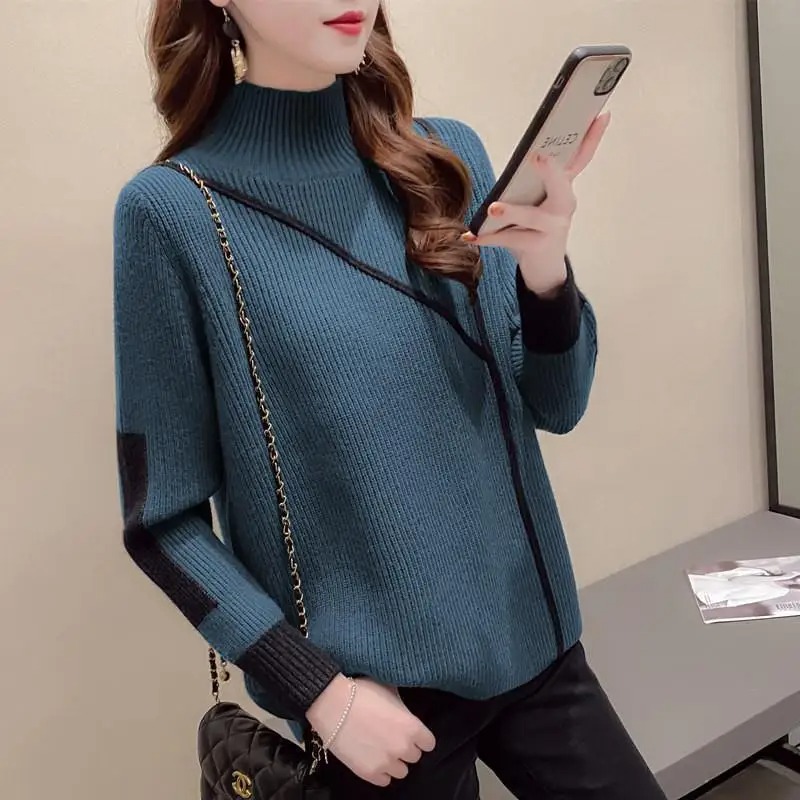 This fashionable women’s knit pullover combines timeless design with contemporary flair, making it an essential top for cold-weather layering.