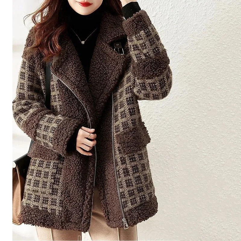 This fashionable lapel wool coat features a loose, relaxed fit that offers both comfort and modern charm, making it perfect for everyday wear, work, or casual outings. 1
