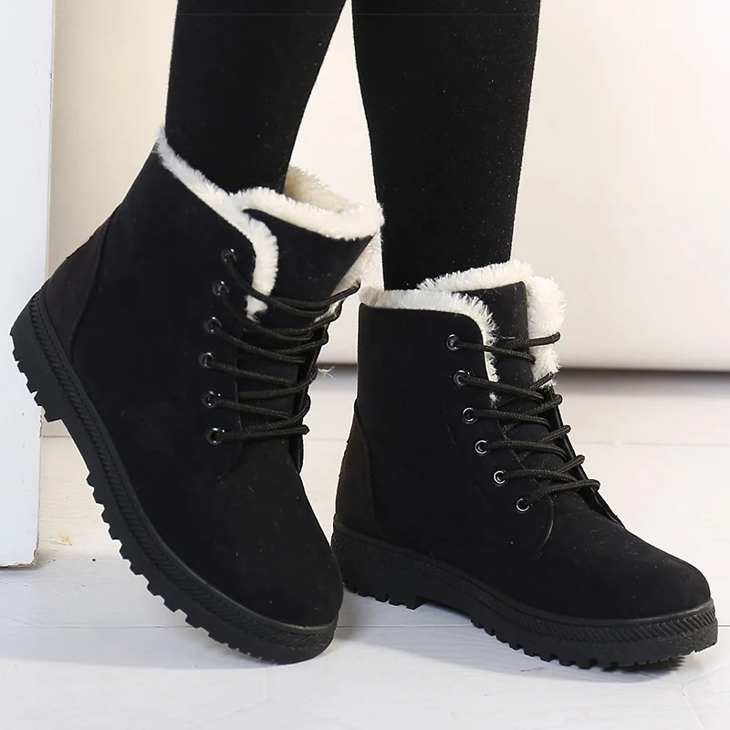 These ankle snow boots feature a soft fur lining that provides lasting warmth and cozy comfort. 1