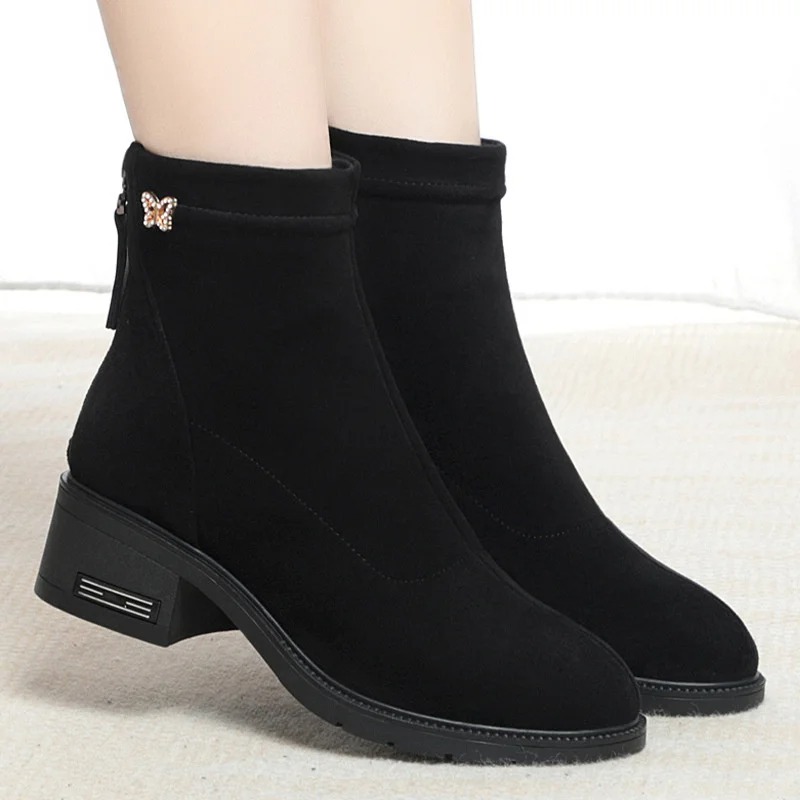 The plush velvet lining provides cozy insulation, keeping your feet warm during cold autumn and winter days. 1