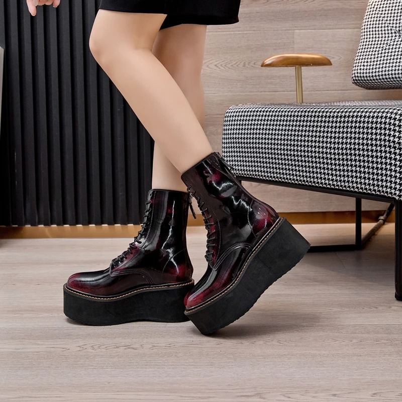Designed to support large-size fits, these boots ensure comfort without sacrificing fashion. 1