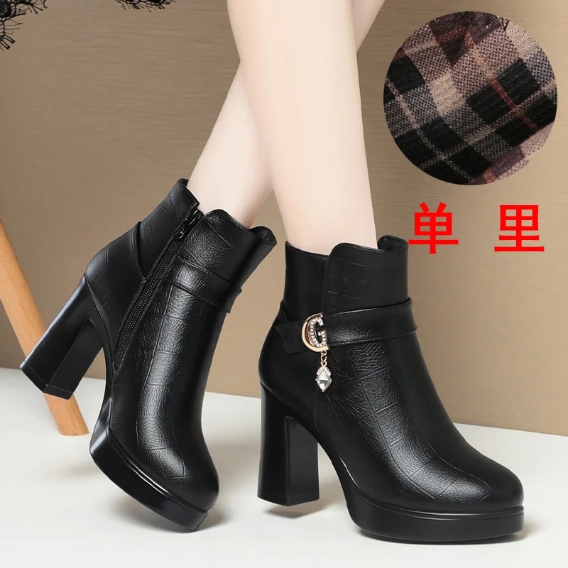 Made from soft, high-quality leather, these snow short boots provide durability and a smooth, stylish look 1