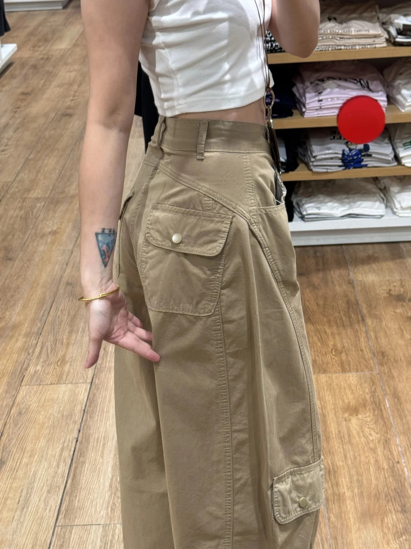 The loose straight-leg and wide-leg design offers a relaxed silhouette inspired by American casual workwear style, perfect for autumn wear. 2