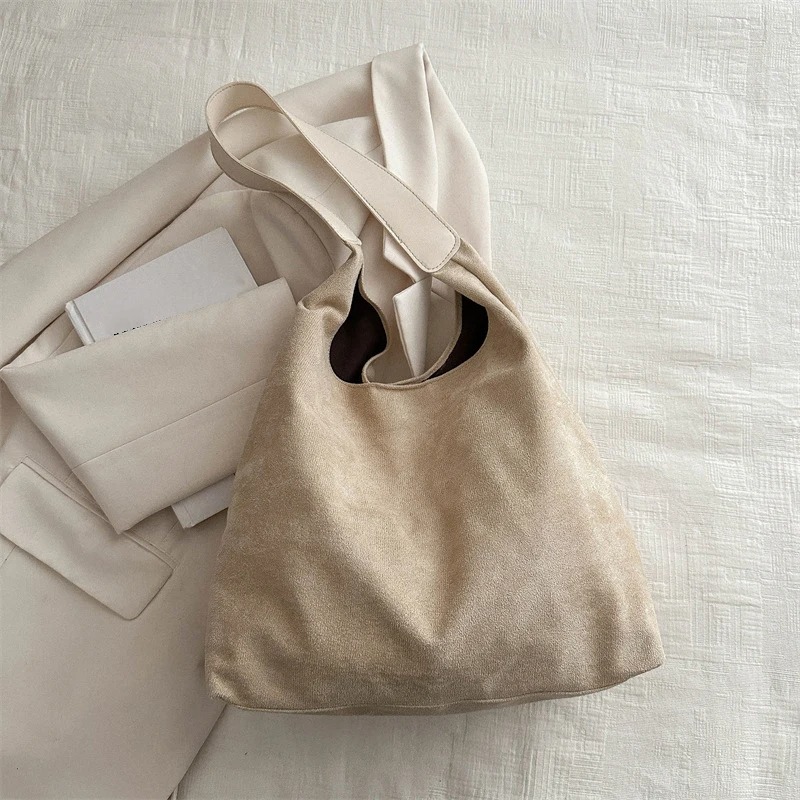 The spacious interior easily accommodates essentials like your wallet, phone, tablet, and personal items, making it perfect for commuting, shopping, or travel. 10