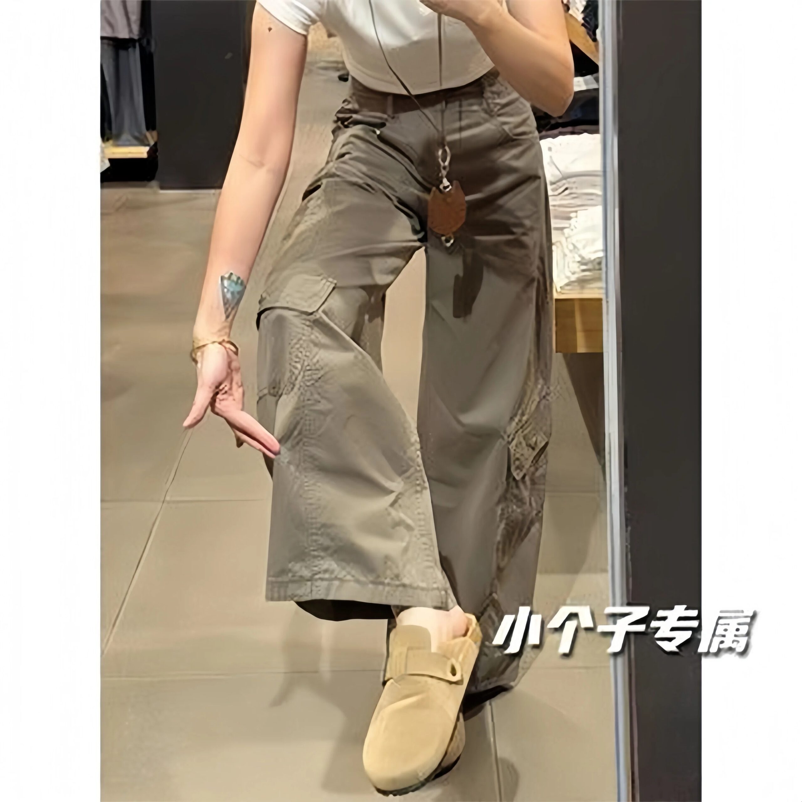 The loose straight-leg and wide-leg design offers a relaxed silhouette inspired by American casual workwear style, perfect for autumn wear. 11