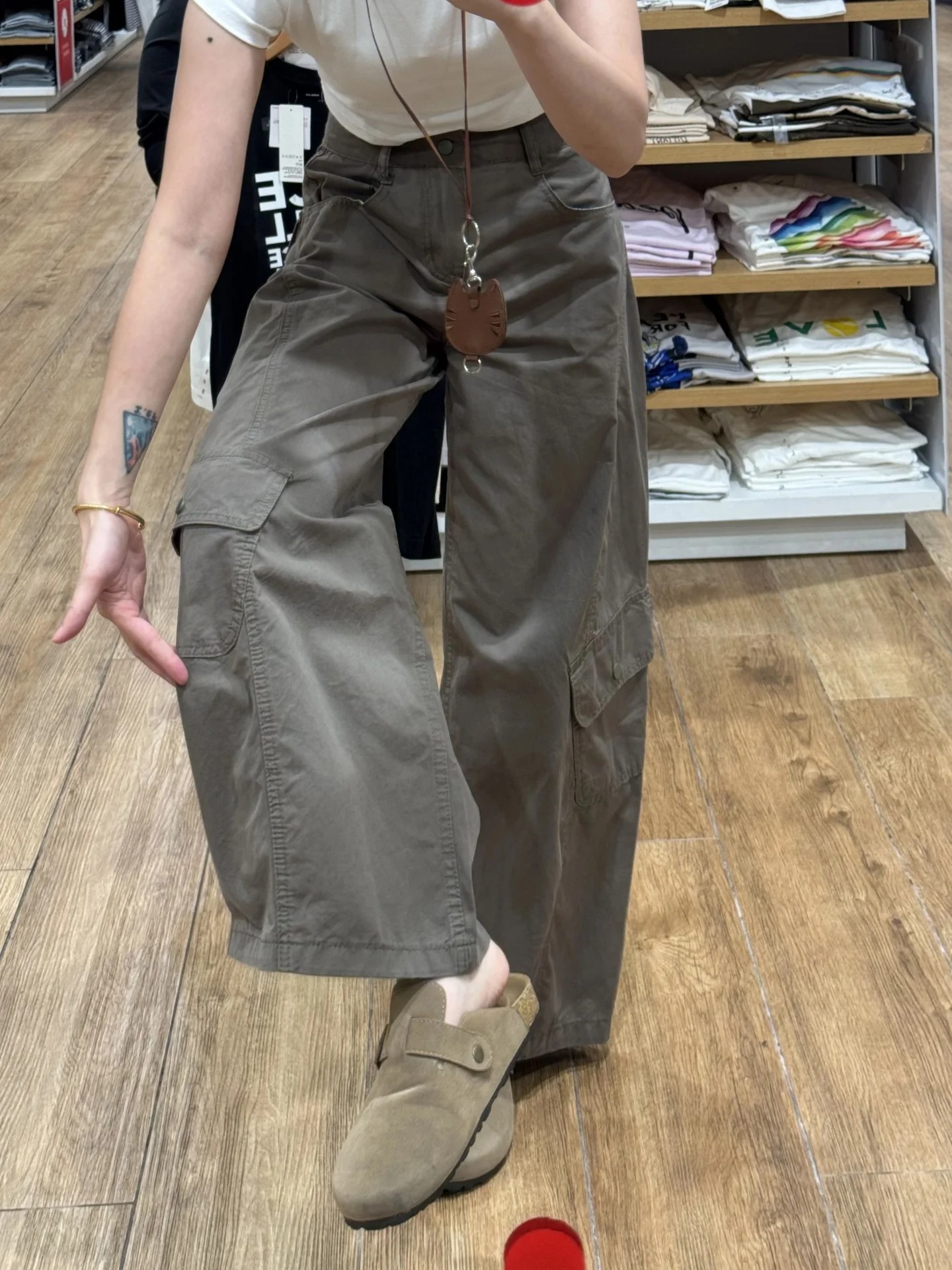 The loose straight-leg and wide-leg design offers a relaxed silhouette inspired by American casual workwear style, perfect for autumn wear. 2