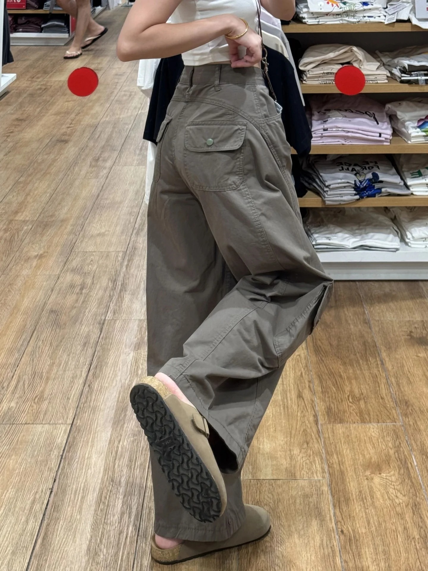 The loose straight-leg and wide-leg design offers a relaxed silhouette inspired by American casual workwear style, perfect for autumn wear. 4