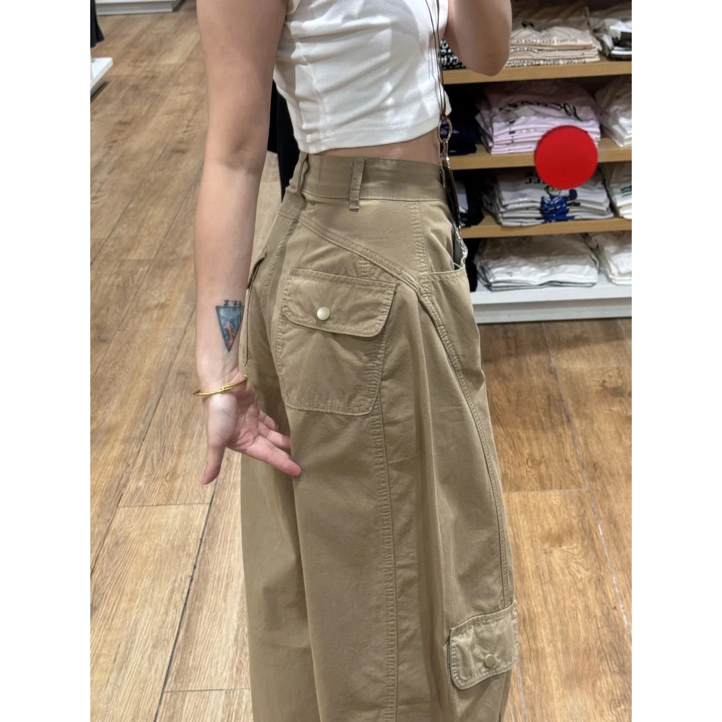 The loose straight-leg and wide-leg design offers a relaxed silhouette inspired by American casual workwear style, perfect for autumn wear. 8