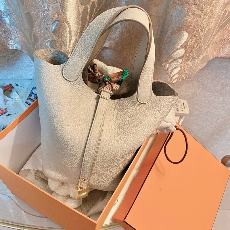 Crafted with a soft textured pattern, this women’s bag delivers a refined basket-style look that blends classic elegance with modern fashion 1