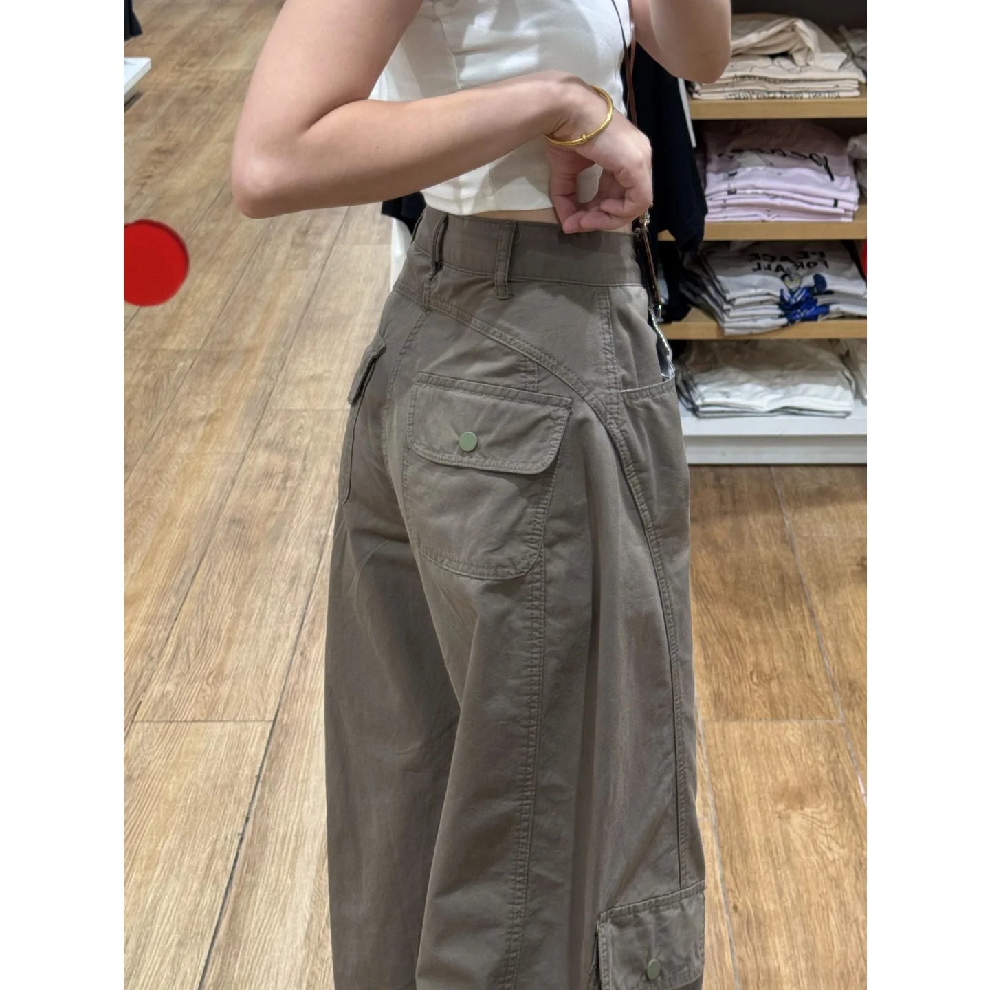 The loose straight-leg and wide-leg design offers a relaxed silhouette inspired by American casual workwear style, perfect for autumn wear. 9